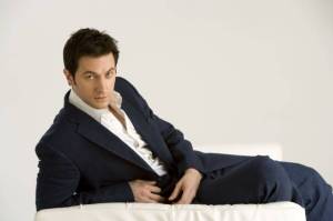 2008-richardarmitage-on-chaise-come-hither-byjcanning-020_feb1817ranet